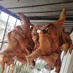 挂在阳台通风处，风干一个月左右！