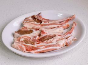 羊排洗净擦干。