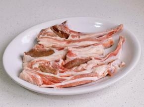 羊排洗净擦干。