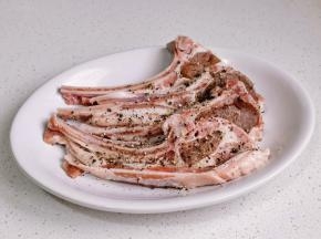 均匀撒上黑胡椒抹匀。