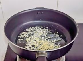起油锅加入蒜末炒香。