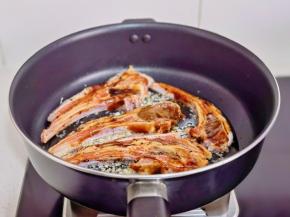 摆入腌制好的羊排。