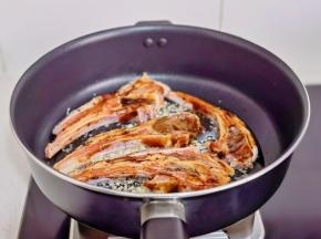 摆入腌制好的羊排。