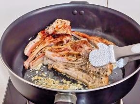 煎至变色翻面。