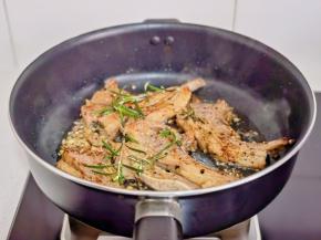 两面煎至变色加入迷迭香。