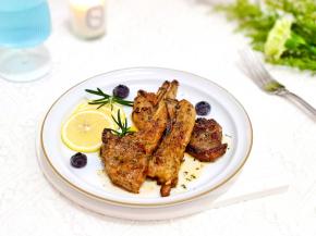 摆盘撒上欧芹碎，即可享用。