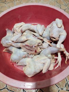 鸡去掉鸡头和鸡爪放在大盆里！(也可以根据自己的喜好不用去掉鸡头和鸡爪！)