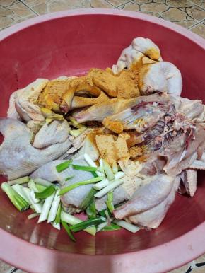 放入高度白酒，盐焗鸡粉，葱段，姜片，少许食用油！