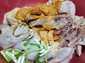 放入高度白酒，盐焗鸡粉，葱段，姜片，少许食用油！