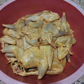 揉搓均匀，让每只鸡都均匀的裹满料汁儿！