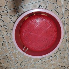 盖上盖子，腌制三天，记得每天都要翻几次面哦！让鸡腌制的更均匀，更入味儿！