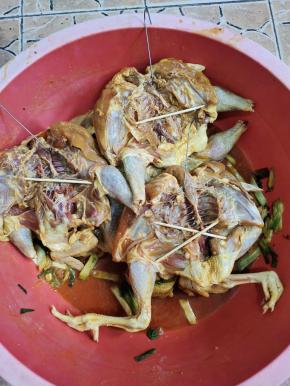 腌制好的鸡，用筷子把鸡肚子撑开。再用挂钩勾住！