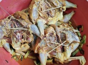 腌制好的鸡，用筷子把鸡肚子撑开。再用挂钩勾住！