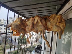 挂在阳台上通风处，风干一个月左右！