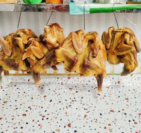 风干好的盐焗鸡，滋滋冒油！直接剁成块，温水泡半天，上锅蒸40分钟即可食用！不需要再放任何调料！