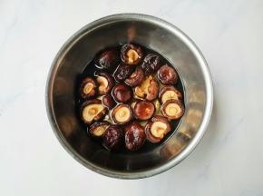 香菇温水泡发。