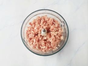 瘦肉打成肉末。