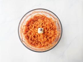 香菇、大蒜、胡萝卜一起打成碎末。