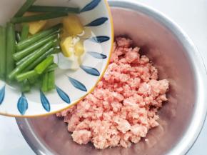 肉馅中加入葱姜末和泡葱姜的水，
