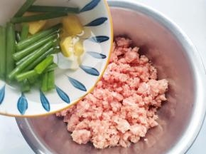 肉馅中加入葱姜末和泡葱姜的水，