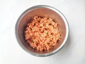 少许盐，顺着一个方向搅打上劲，