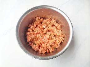 少许盐，顺着一个方向搅打上劲，