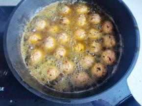 锅中热油烧至七成热转中小火，放入丸子，轻轻放入锅中炸至金黄色捞出，丸子全部炸好后，再入油锅复炸一次，口感更酥脆。