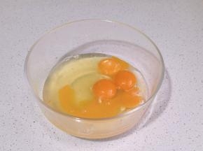 鸡蛋磕入碗中。