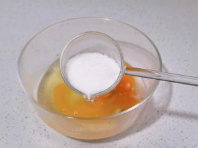 加入细砂糖。