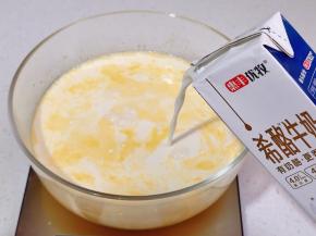 加入牛奶。