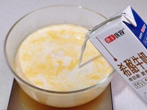 加入牛奶。