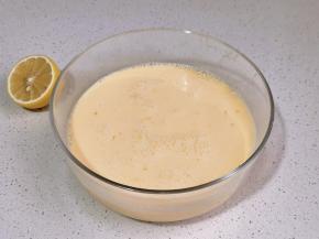 挤入柠檬汁打均匀。（柠檬汁去腥）