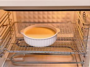 入预热好的烤箱中层。