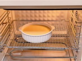 入预热好的烤箱中层。