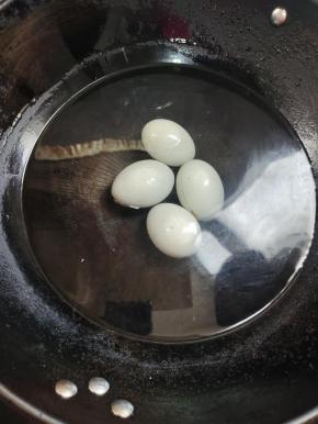 皮蛋4个冷水下锅，水开后再煮10分钟！(这样更好切，皮蛋不会有糖心！)