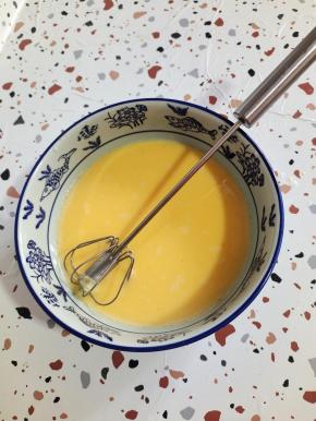 鸡蛋打散备用！