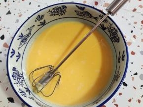 鸡蛋打散备用！