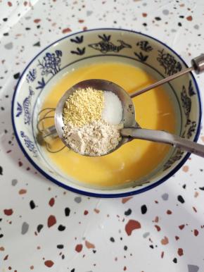 放入一勺盐，一勺鸡精，一勺胡椒粉搅拌均匀至融化！