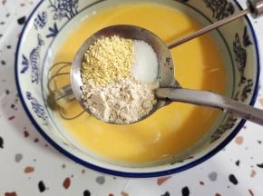 放入一勺盐，一勺鸡精，一勺胡椒粉搅拌均匀至融化！