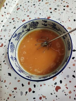 继续搅拌均匀！看看这个时候蛋液已经变色了！