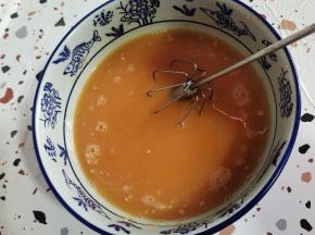 继续搅拌均匀！看看这个时候蛋液已经变色了！