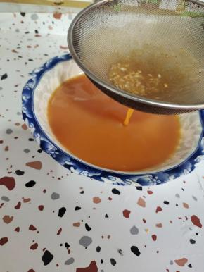 搅拌好的蛋液过筛一下，这样做出来的松花蛋肠更细腻！