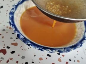 搅拌好的蛋液过筛一下，这样做出来的松花蛋肠更细腻！