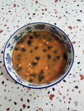 把切好的皮蛋和火腿肠丁放进去！搅拌均匀！