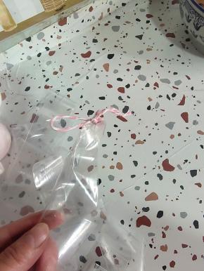 食品级塑料肠衣一头用棉绳打成结！