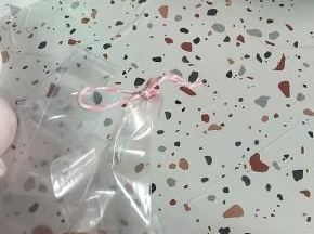 食品级塑料肠衣一头用棉绳打成结！
