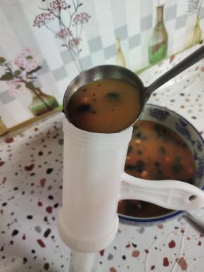 把蛋液搅拌均匀，通过灌肠器装进塑料肠衣里！