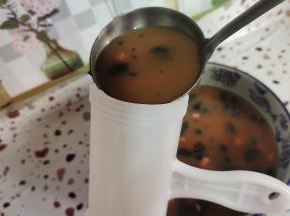 把蛋液搅拌均匀，通过灌肠器装进塑料肠衣里！