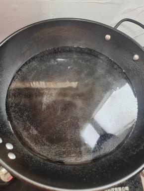 锅里放入适量的水，大火烧至冒泡泡！