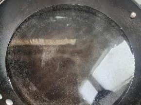 锅里放入适量的水，大火烧至冒泡泡！